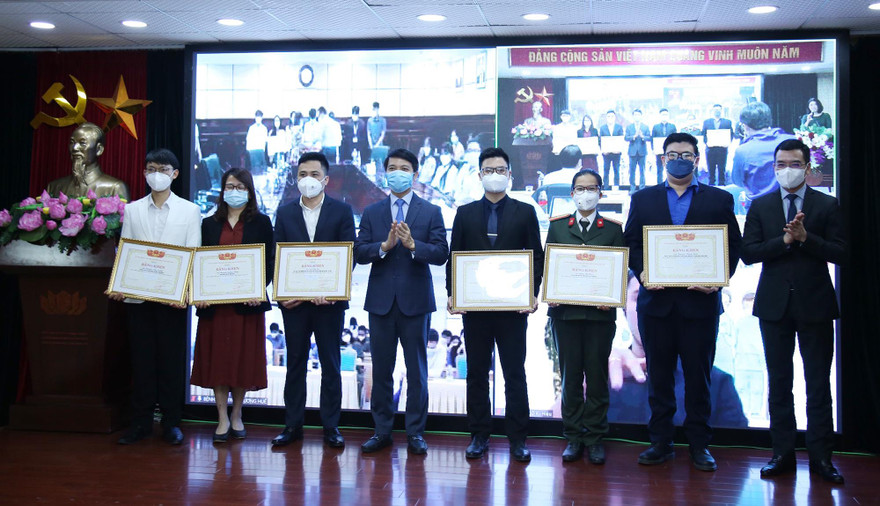 Anh Nguyễn Ngọc Lương, Bí thư T.Ư Đoàn, Chủ tịch T.Ư Hội LHTN Việt Nam và anh Hà Anh Đức, Phó Chủ tịch T.Ư Hội LHTN Việt Nam, Chủ tịch Hội Thầy thuốc trẻ Việt Nam trao Bằng khen của Ủy ban T.Ư Hội LHTN Việt Nam cho 60 cá nhân tiêu biểu trên tuyến đầu phòng chống dịch COVID-19, tại Việt Nam.