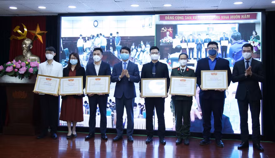 Anh Nguyễn Ngọc Lương, Bí thư T.Ư Đoàn, Chủ tịch T.Ư Hội LHTN Việt Nam và anh Hà Anh Đức, Phó Chủ tịch T.Ư Hội LHTN Việt Nam, Chủ tịch Hội Thầy thuốc trẻ Việt Nam trao Bằng khen của Ủy ban T.Ư Hội LHTN Việt Nam cho 60 cá nhân tiêu biểu trên tuyến đầu phòng chống dịch COVID-19, tại Việt Nam.