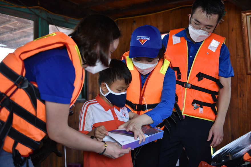 Bí thư T.Ư Đoàn Nguyễn Tường Lâm và chị Chu Hồng Minh, Bí thư Thành Đoàn Hà Nội trao tặng máy tính cho các em học sinh nghèo có thiết bị học tập.
