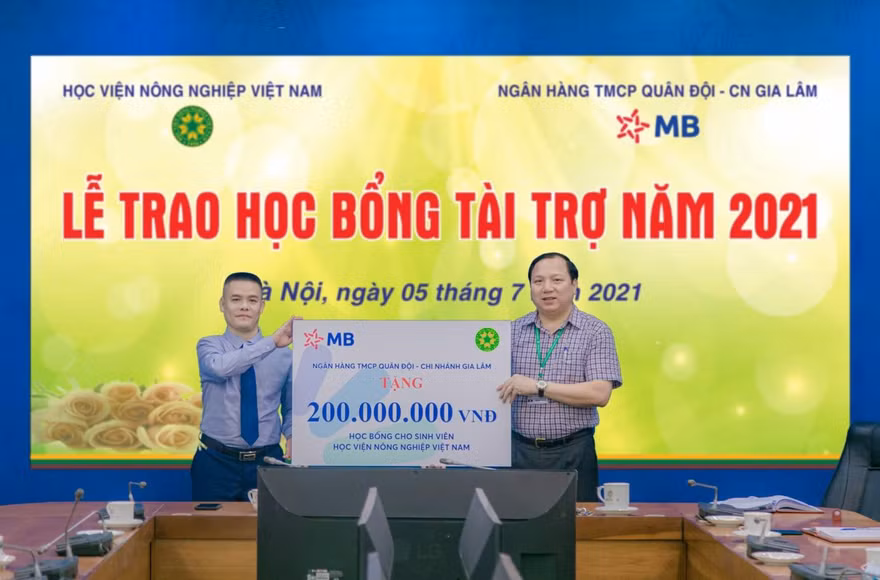 Ông Nguyễn Thanh Hải - Giám đốc Ngân hàng TMCP Quân đội, chi nhánh Gia Lâm trao học bổng tài trợ cho sinh viên trị giá 200 triệu đồng.