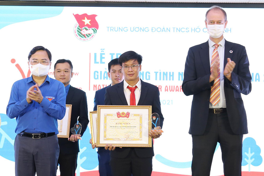 Anh Nguyễn Anh Tuấn, Bí thư thứ nhất T.Ư Đoàn và ông Patrick Haverman, Phó đại diện tường trú Cơ quan phát triển Liên Hợp Quốc tại Việt Nam, trao bằng khen của T.Ư Đoàn và biểu trưng giải thưởng cho tập thể được tôn vinh tại buổi lễ.