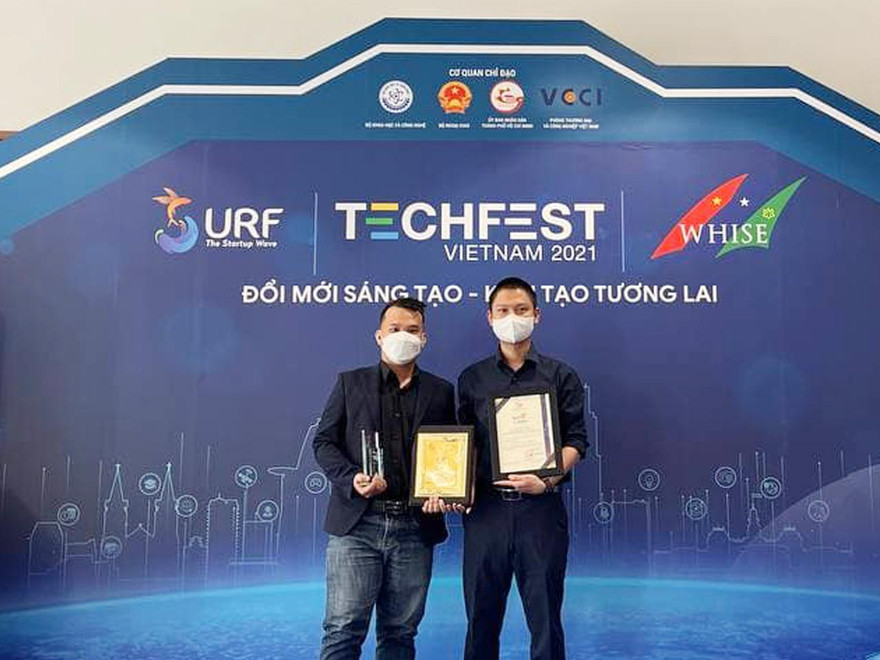 Nhóm tác giả Trần Tuấn với dự án "Đi chợ giúp dân".