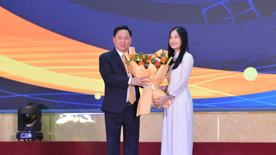 Vinh danh 9 thủ khoa đầu vào trường ĐH Công đoàn