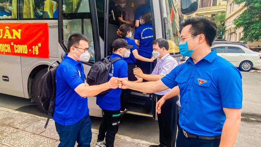 Anh Trần Quang Hưng, Phó Bí thư Thành Đoàn, Chủ tịch Hội Sinh viên TP. Hà Nội động viên các chiến sĩ lên đường.