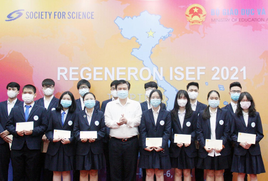 Thứ trưởng Nguyễn Hữu Độ động viên các em học sinh Việt Nam tham dự Hội thi KHKT quốc tế 2021 trong Lễ khai mạc được tổ chức ngày 3/5 tại Hà Nội.