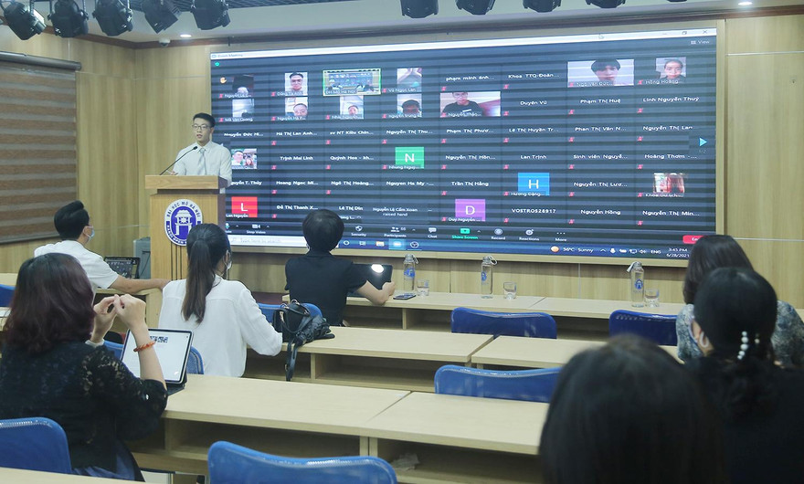 Chương trình được tổ chức kết hợp trực tiếp và trực tuyến