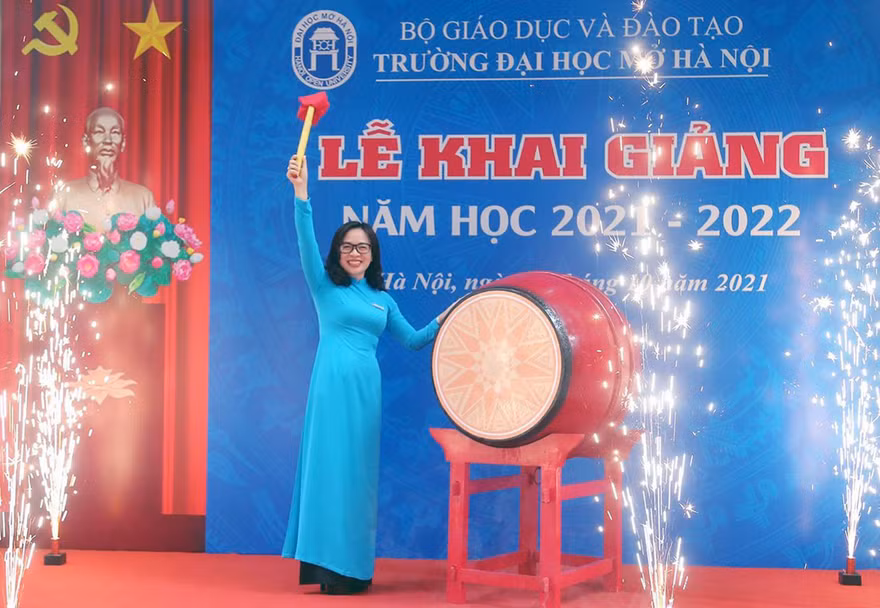 PGS. TS Nguyễn Thị Nhung - Hiệu trưởng trường ĐH Mở Hà Nội đánh trống khai giảng năm học mới.