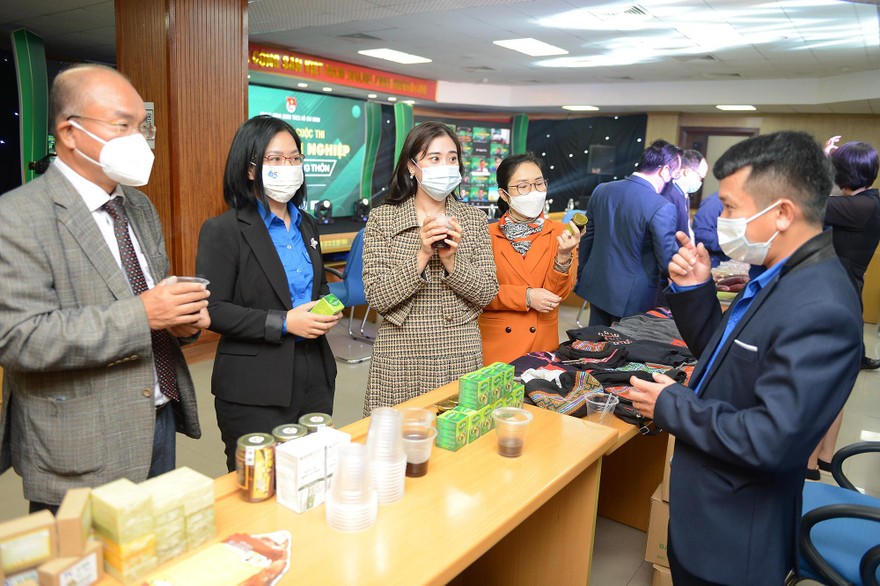 Đại diện Ban Giám khảo tham quan gian hàng của các thí sinh tại Vòng Chung kết cuộc thi Dự án Khởi nghiệp thanh niên nông thôn năm 2021.