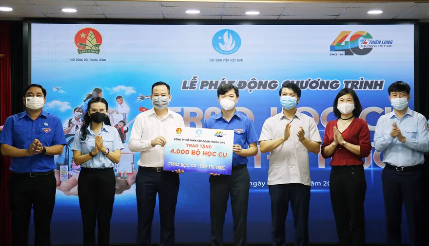 Đại diện Tập đoàn Thiên Long trao tặng 4.000 bộ học cụ (giai đoạn 1) cho chương trình “Trao học cụ - Tiếp tri thức” năm 2021.
