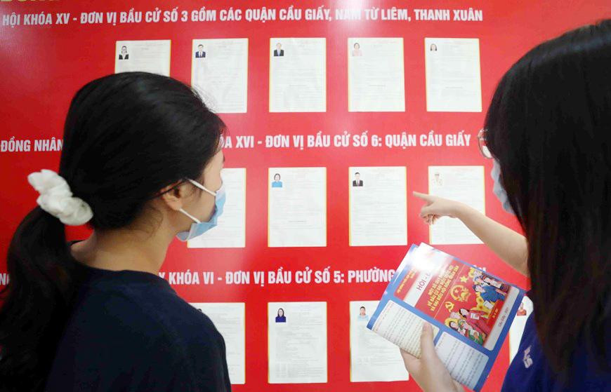 Sinh viên nội trú đang tìm hiểu thông tin về ác ứng viên trước ngày bầu cử 23/5, tại điểm bỏ phiếu KTX ĐH Ngoại ngữ - ĐHQG Hà Nội.