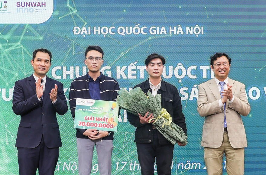 Phó Giám đốc ĐHQG Hà Nội Phạm Bảo Sơn và ông Phạm Hồng Quất, Cục trưởng Cục Phát triển thị trường và doanh nghiệp khoa học và công nghệ (Bộ Khoa học và Công nghệ), trao giải nhất cho đội SALEWORKS đến từ trường ĐH Kinh tế với Dự án Nền tảng quản lý bán hàng sàn thương mại điện tử Salework.