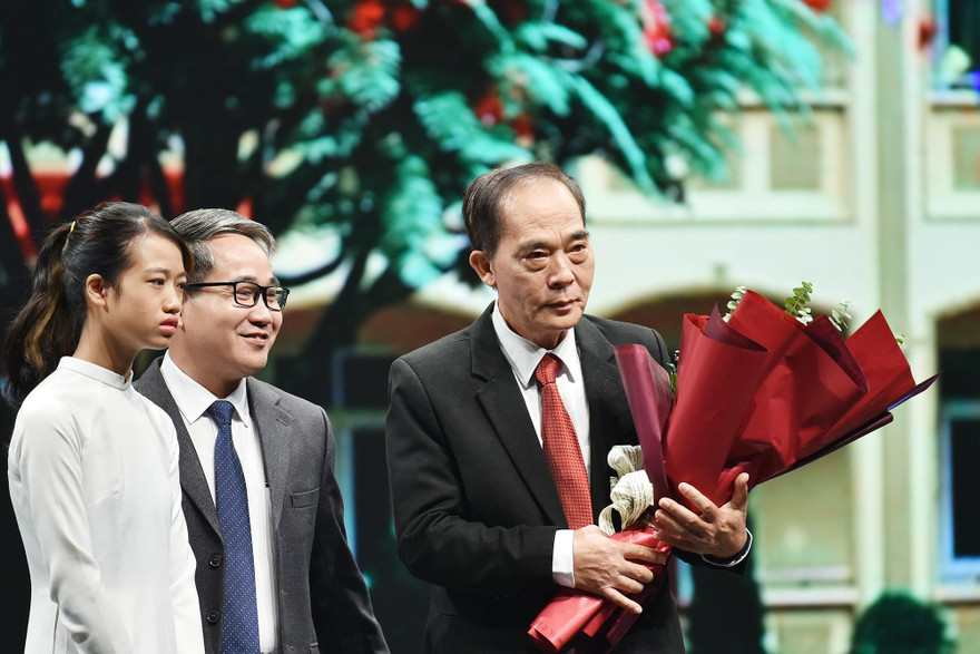 Thầy Ngô Mạnh Cường (ôm hoa) cùng các thế hệ học trò tại xã Sơn Công, huyện Ứng Hoà (Hà Nội).