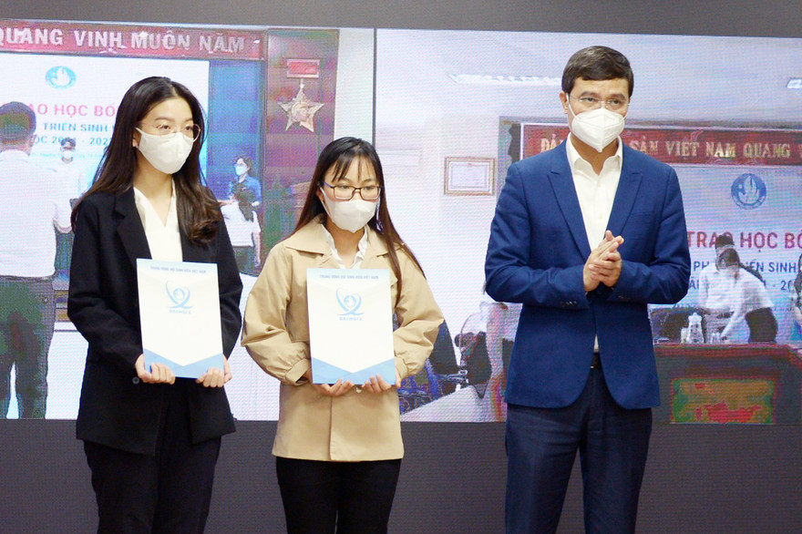 Anh Bùi Quang Huy, Ủy viên dự khuyết T.Ư Đảng, Bí thư thường trực T.Ư Đoàn, Chủ tịch T.Ư Hội Sinh viên Việt Nam trao học bổng cho sinh viên tại điểm cầu Hà Nội.