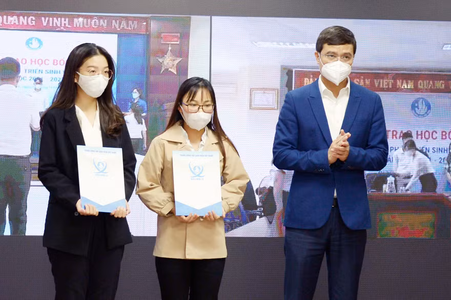 Anh Bùi Quang Huy, Ủy viên dự khuyết T.Ư Đảng, Bí thư thường trực T.Ư Đoàn, Chủ tịch T.Ư Hội Sinh viên Việt Nam trao học bổng cho sinh viên tại điểm cầu Hà Nội.