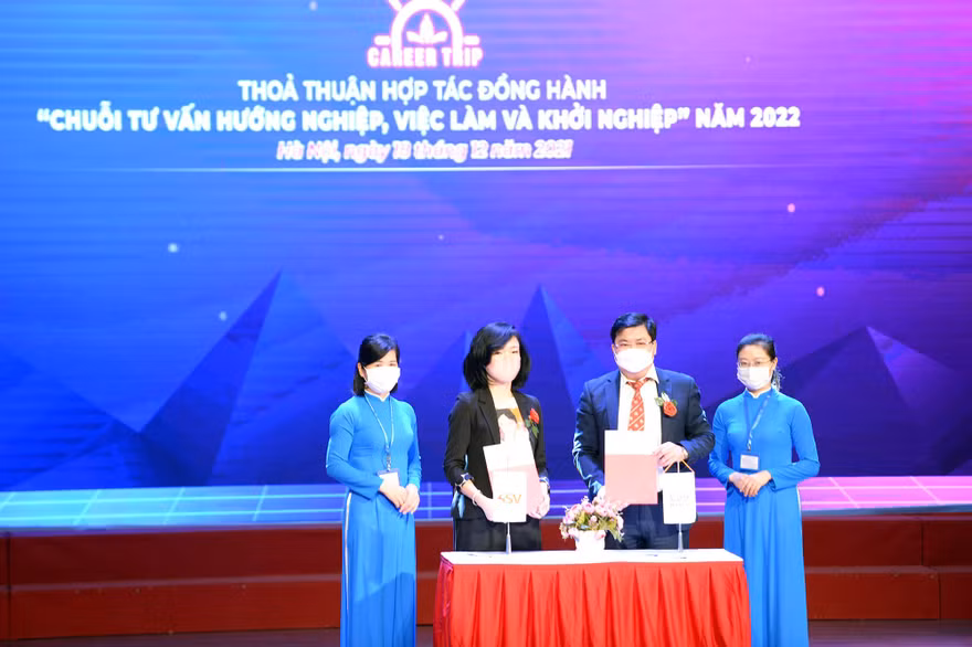 Trung tâm Dịch vụ việc làm và Hỗ trợ thanh thiếu niên Hà Nội ký thỏa thuận đồng hành với Career Trip năm 2022, để đổng hành, hỗ trợ học sinh, sinh viên vượt qua khó khăn.