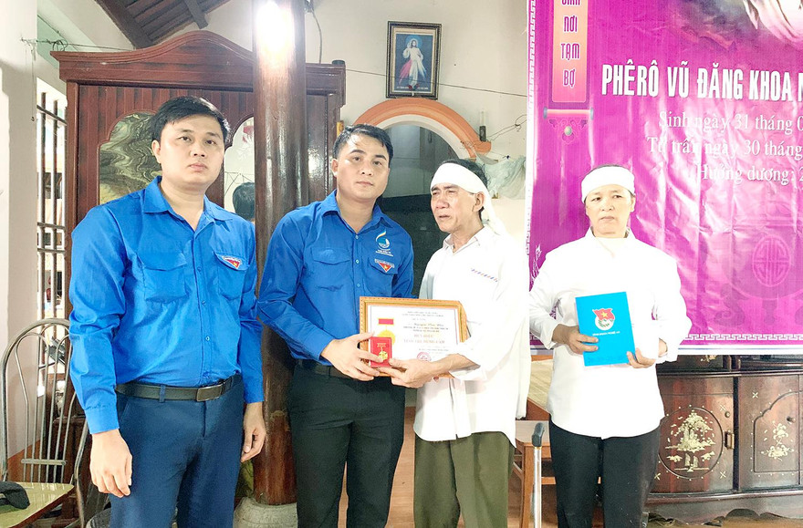 Thay mặt T.Ư Đoàn TNCS Hồ Chí Minh, anh Thái Minh Sỹ, Phó Bí thư Tỉnh Đoàn Nghệ An đã trao tặng huy hiệu Tuổi trẻ dũng cảm cho nam sinh Nguyễn Văn Nhã, sinh viên trường ĐH Khoa học Huế.