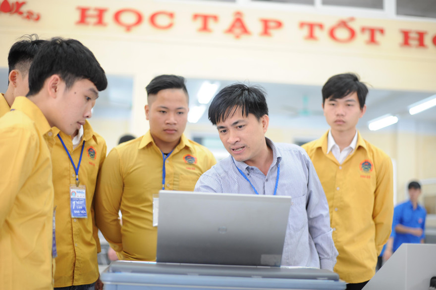 Sinh viên học nghề tại trường ĐH Sao đỏ. Ảnh: DƯƠNG TRIỀU
