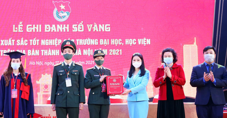 Thủ khoa các trường ĐH, Học viện trao sổ vàng tại chương trình. Ảnh: VƯƠNG ĐỨC