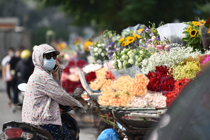 Cảnh tấp nập người mua, kẻ bán chợ hoa ngày 20/10