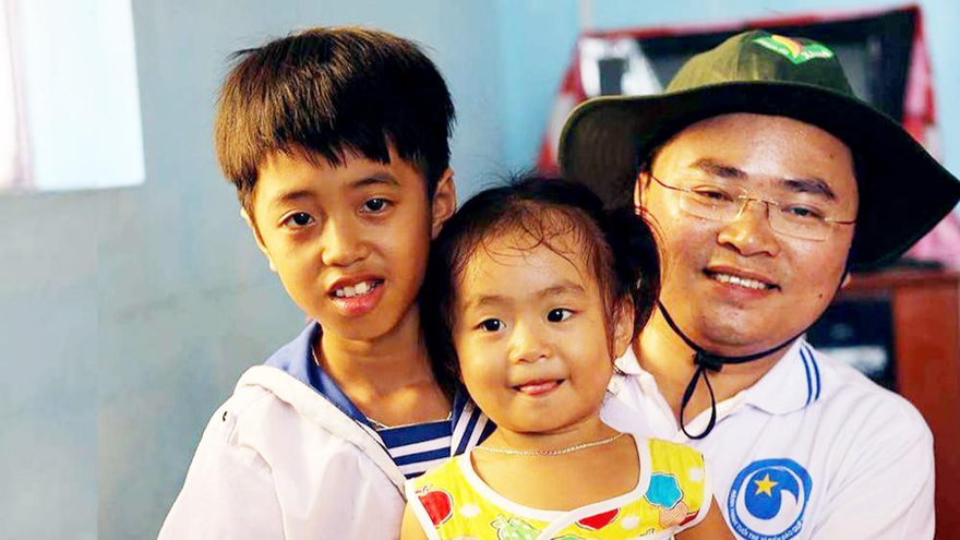 Bí thư thứ nhất T.Ư Đoàn, Chủ tịch T.Ư Hội HLTN Việt Nam Nguyễn Anh Tuấn với thiếu nhi huyện đảo Trường Sa.