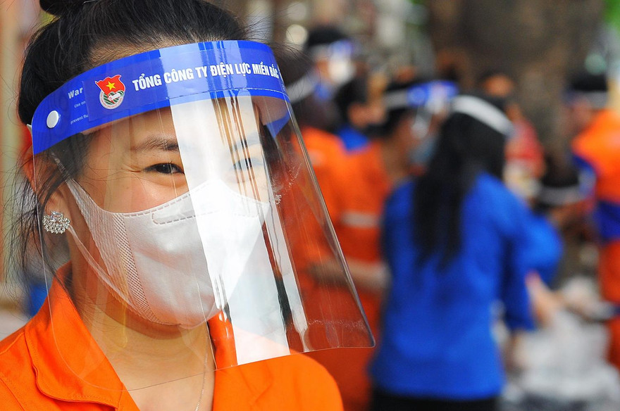 Cơm nghĩa tình kèm bánh Trung Thu, đèn ông sao gửi tới những hoàn cảnh khó khăn