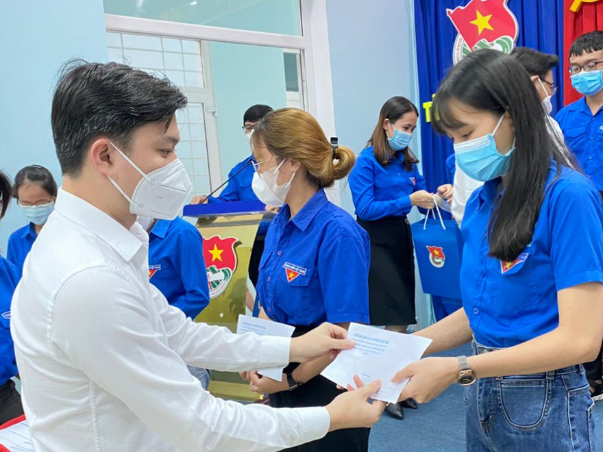 Anh Nguyễn Minh Triết - Bí thư T.Ư Đoàn, Phó Chủ tịch thường trực T.Ư Hội Sinh viên Việt Nam tặng học bổng cho sinh viên tỉnh Bình Định.