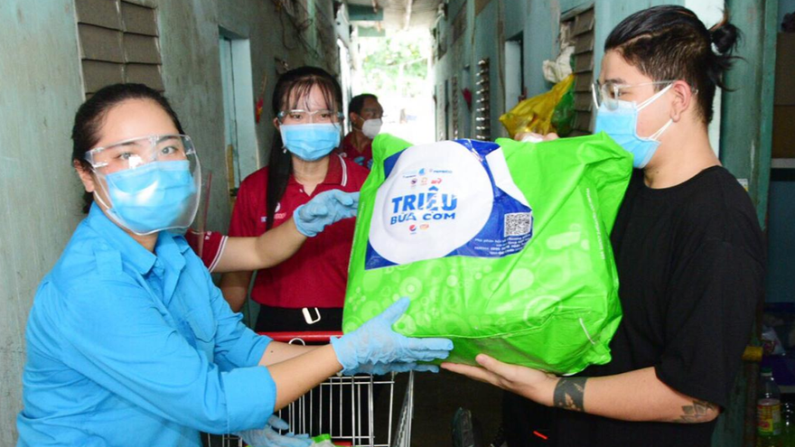 ‘Triệu bữa cơm 2021’ đến với các tỉnh thành bị ảnh hưởng bởi COVID-19