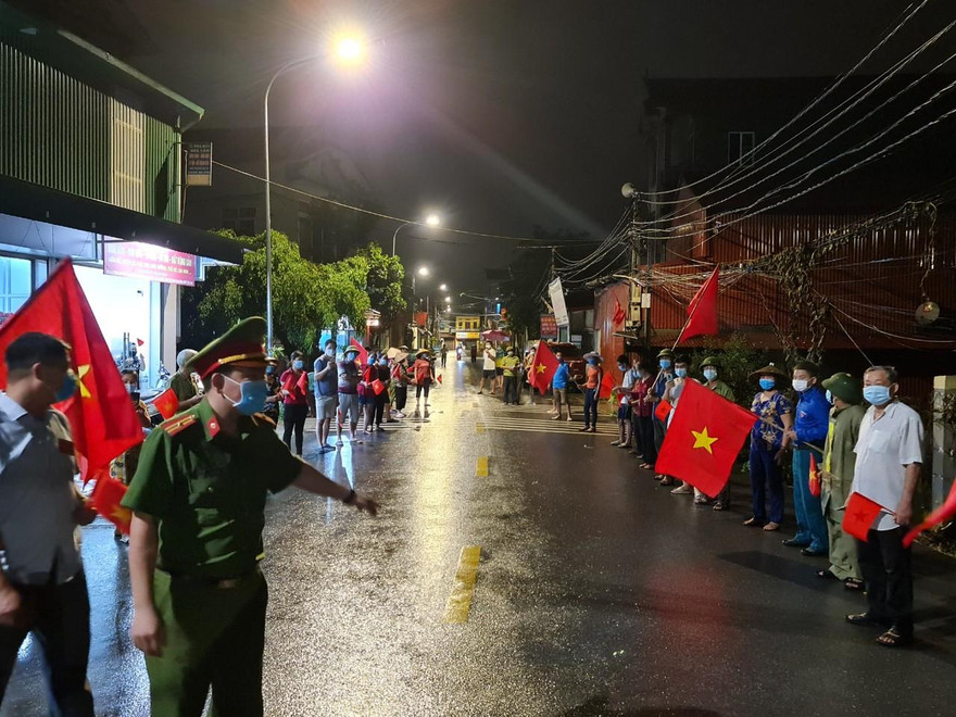 Người dân vỡ òa vui sướng