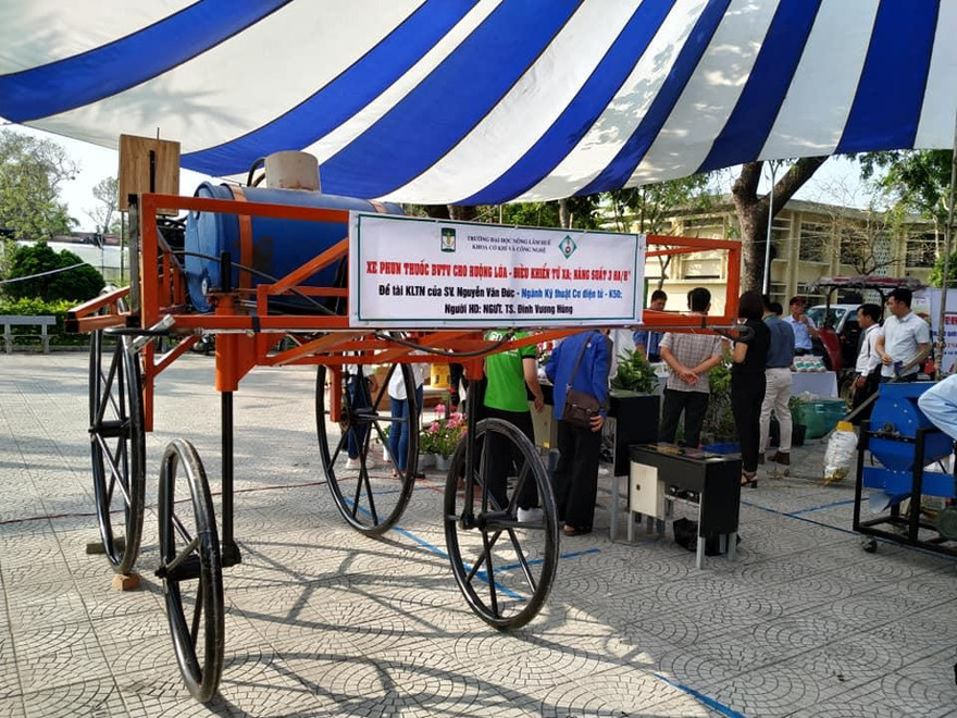 Sinh viên chế xe phun thuốc cho ruộng lúa điều khiển từ xa đạt 3ha/giờ
