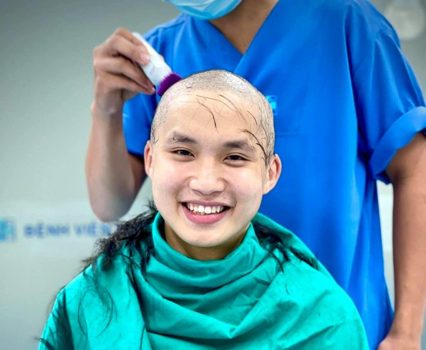 Bác sĩ trẻ “cạo đầu” vào tâm dịch gây “bão” mạng xã hội