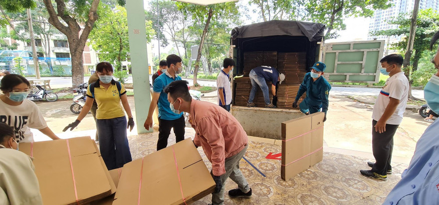 Hối hả dọn đồ khỏi KTX, sinh viên lại khổ vì… thùng giấy