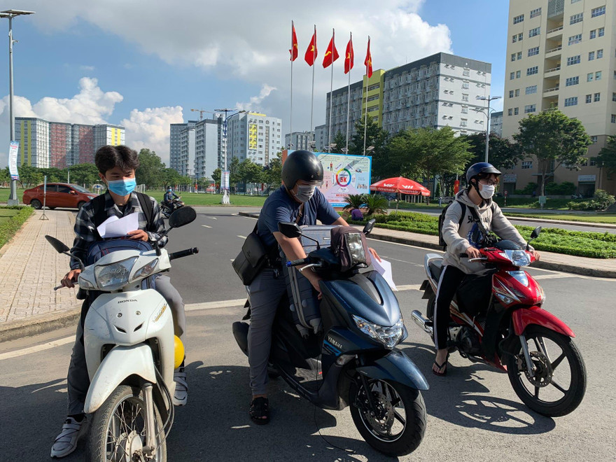 Sinh viên KTX ĐHQG TP. HCM hối hả thu dọn đồ đạc khi KTX được trưng dụng làm khu cách ly