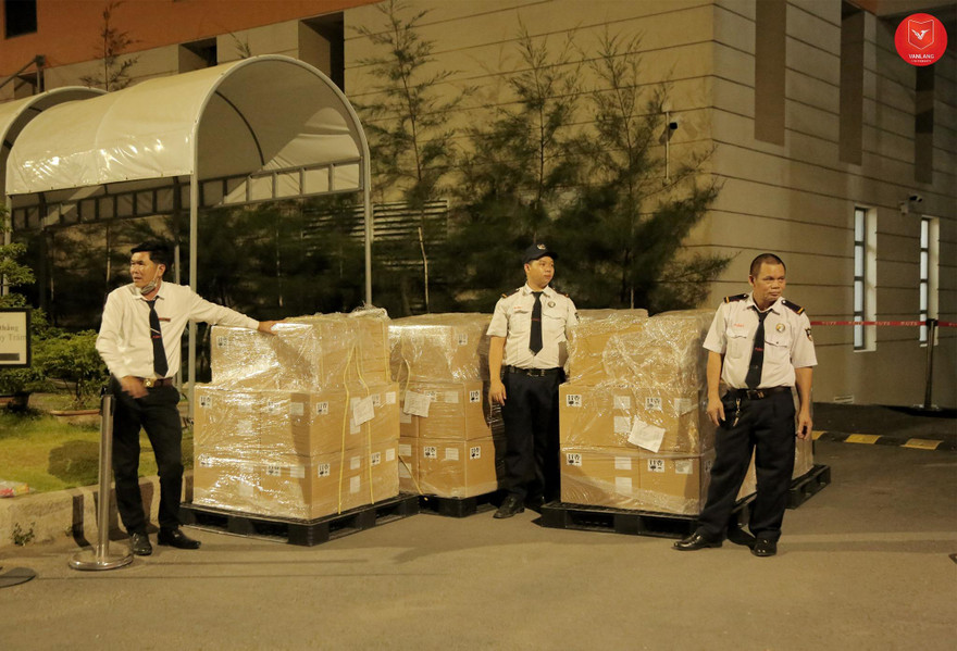 Mang 100 máy thở MV20 của trường ĐH Văn Lang sang Lào “tiếp sức” chống COVID-19. 