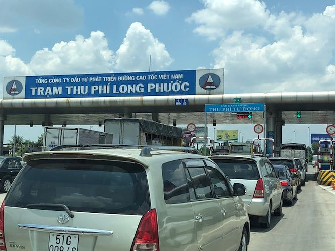 Ùn tắc tại trạm thu phí Long Phước sáng nay. Ảnh: Hạnh Ngân
