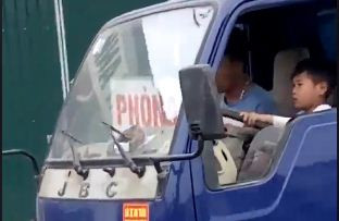 Hình ảnh trẻ nhỏ điều khiển xe tải. Ảnh facebook Phúc Trường