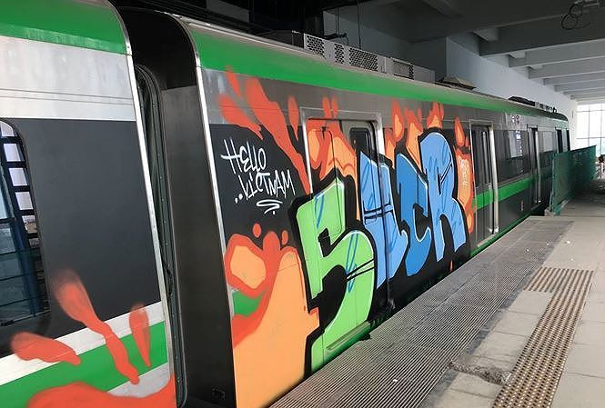Tàu Cát Linh - Hà Đông bị vẽ hình graffiti