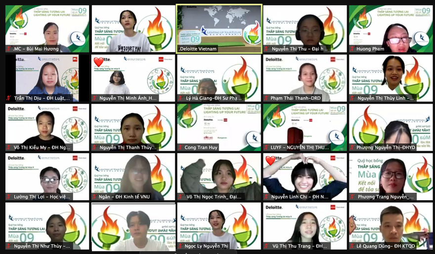 Sinh viên tham dự sự kiện, chiều 24/9/2021.