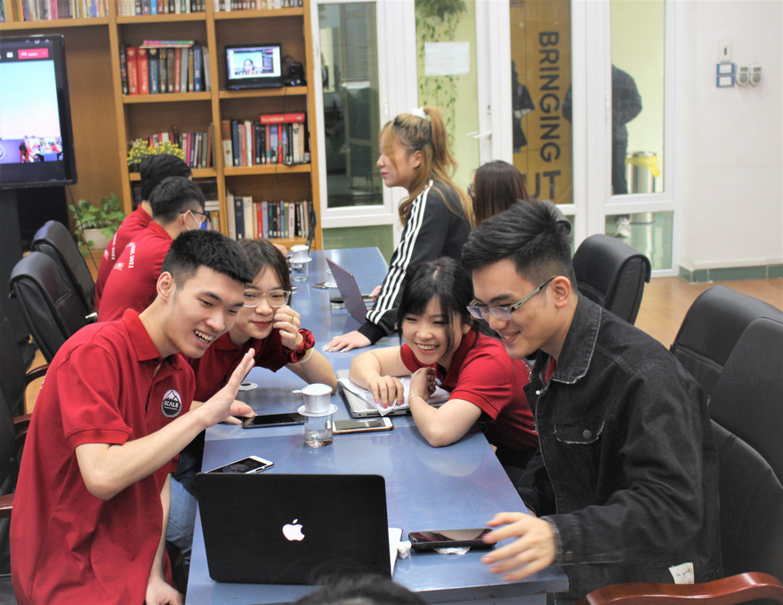 Do COVID-19, sinh viên Singapore shopping làng lụa Vạn Phúc... online