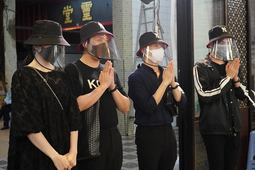 Trấn Thành, Trúc Nhân cùng nhiều sao Việt viếng Mai Phương trong đêm khuya