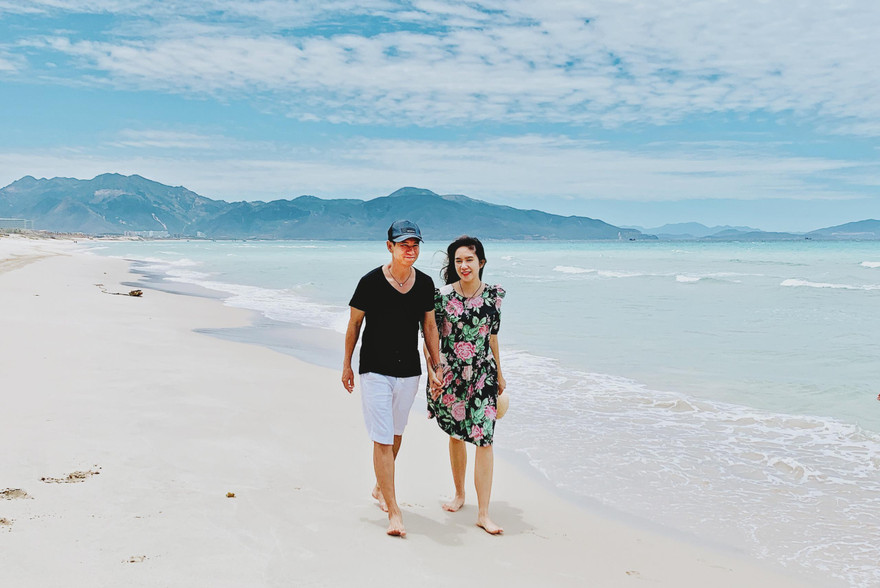 Lý Hải tình tứ nắm tay vợ dạo biển 