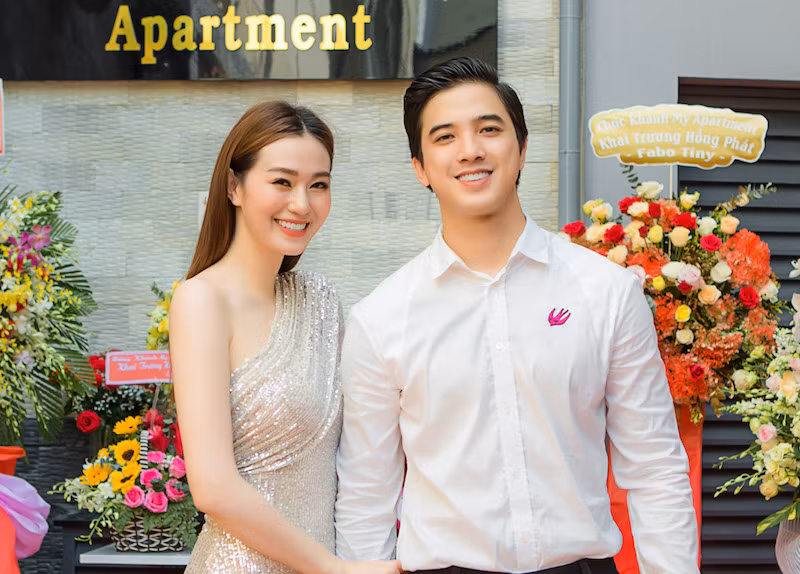 Khánh My diện đầm lệch vai quyến rũ, nắm chặt tay bạn trai tại sự kiện