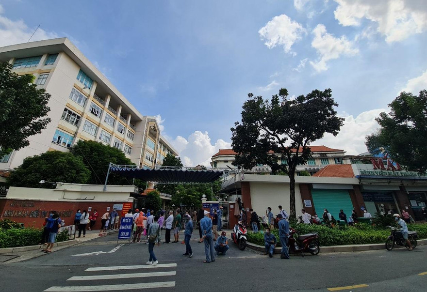 Bệnh nhân xếp hàng chờ làm thủ tục vào đăng ký khám chữa bệnh tại Bệnh viện Mắt, TPHCM sáng 1/10