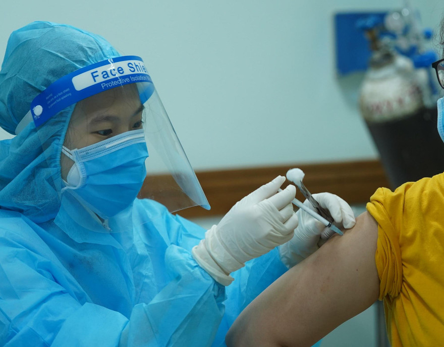 Chuyên gia chỉ cách xử lý các phản ứng có thể gặp khi trẻ em chích ngừa COVID-19