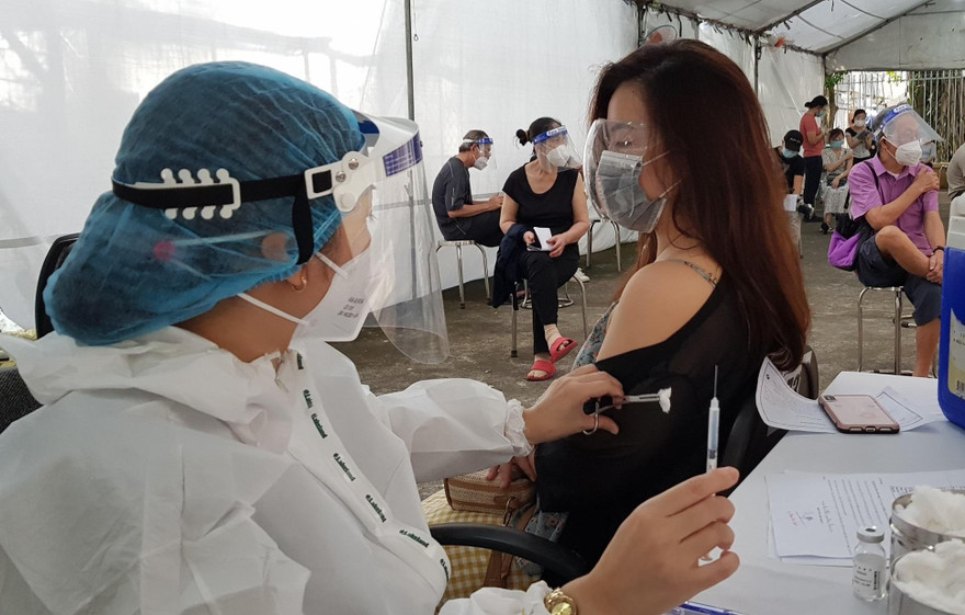 TPHCM: Tiêm vét vắc xin COVID-19 không cần giấy xác nhận đã chích mũi 1