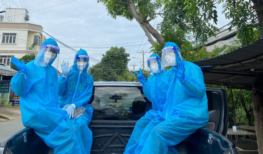 Cán bộ, học viên, sinh viên trường Đại học Y Dược - ĐH Thái Nguyên đến các điểm xét nghiệm.