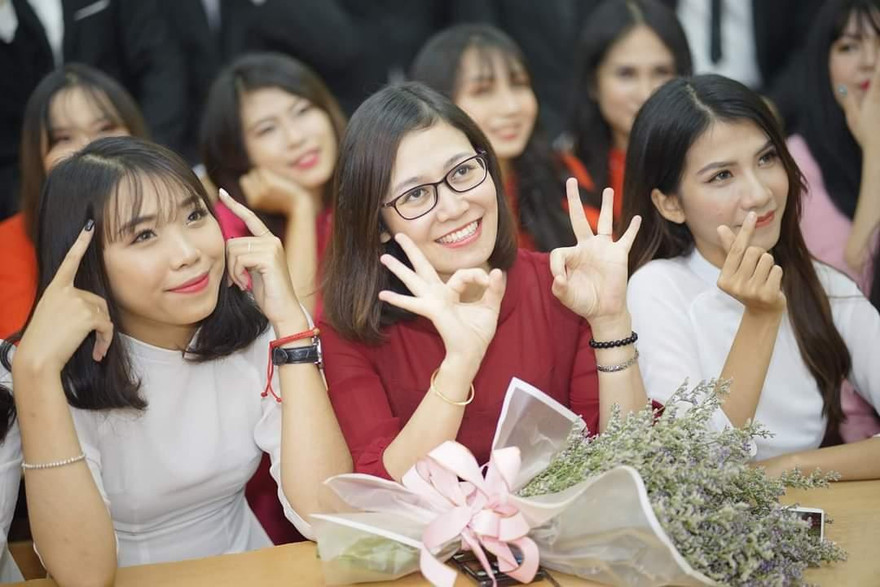 TS. Đào Thị Thu Trang và sinh viên.