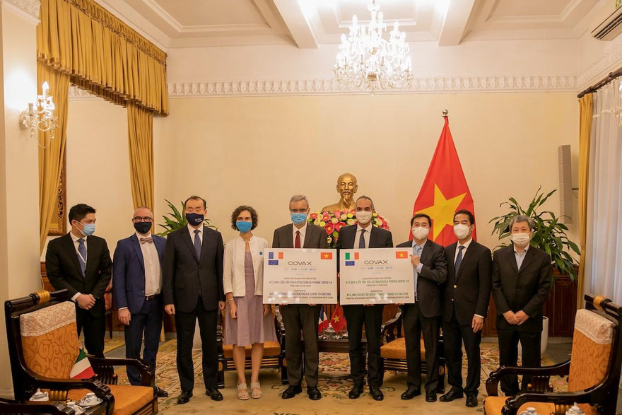 1.484.060 liều vắc-xin COVID-19 do Pháp và Ý hỗ trợ đã đến Việt Nam hôm nay