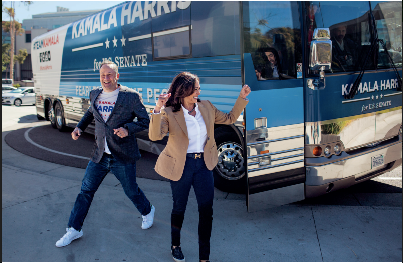 Phó Tổng thống Kamala Harris qua những bức hình lần đầu được công bố trong hồi ký