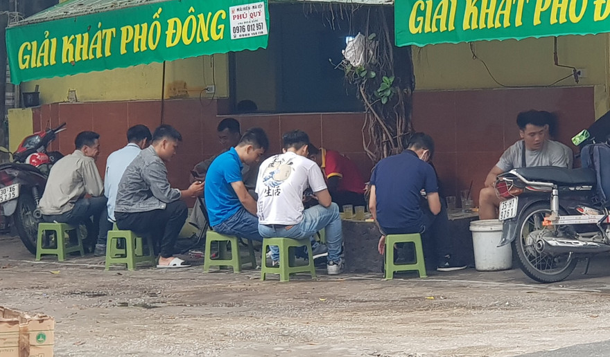 Nhiều người thờ ơ với 'lệnh' đeo khẩu trang nơi công cộng của Chủ tịch Hà Nội