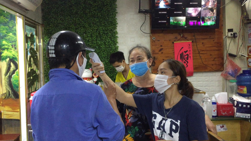 Phố cà phê, quán ăn Hà Nội thực hiện giãn cách phòng dịch COVID-19 thế nào?